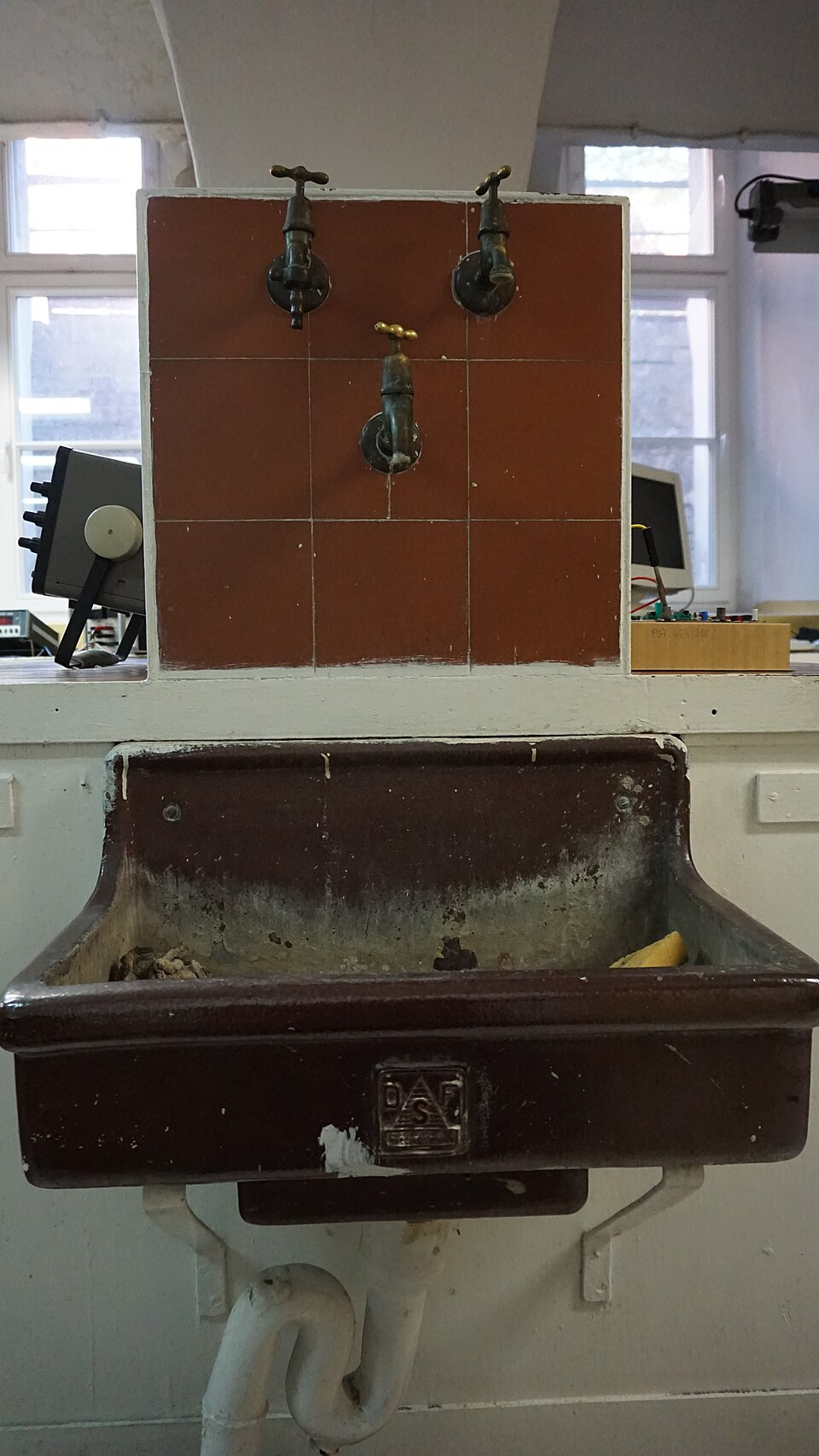 Vintage laboratory sink early XX century.jpg